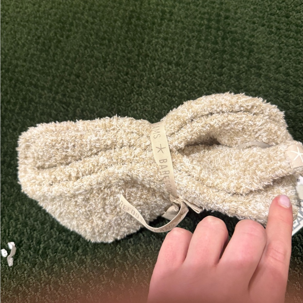 Barefoot Dreams Oyster White Plush Socks - Picture 6 of 8